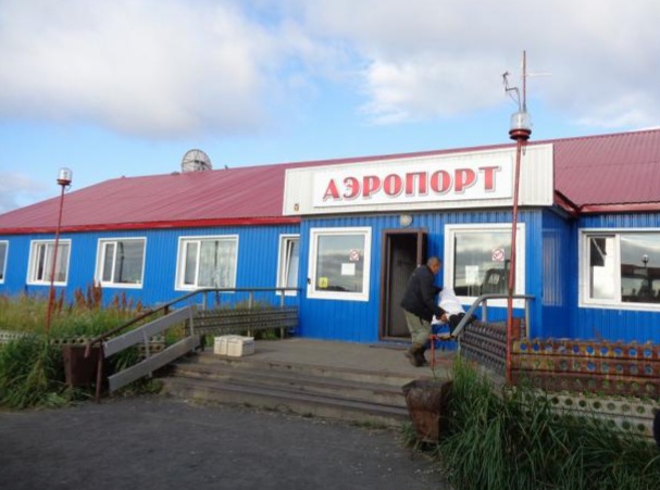 fichier article, Photo du bâtiment principal de l'aéroport de Tilichiki, source Wikimapia.org