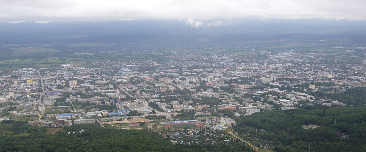 fichier article, Prise de vue de la ville Youjno Sakhalinsk depuis une colline adjacente. Photo recadrée, originale 