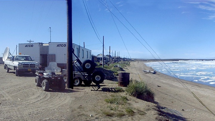 Image article, Photo prise à Deering en juin 2000, on remarque quelques plaques de glace subsistant en mer. 25 ans