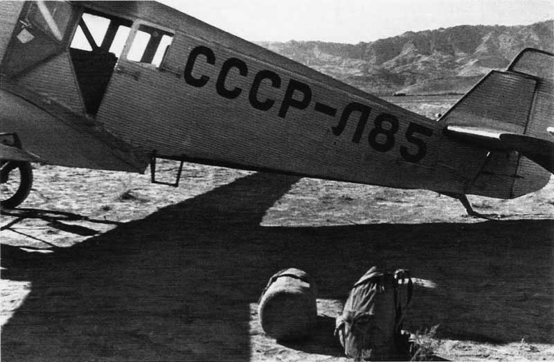 Image article, Ella Maillart a photographié ses bagages avant de prendre l'avion à Samarkand, Ouzbekistan, URSS, 